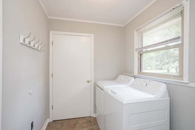 Building Photo - 748 Dejarnette Ln