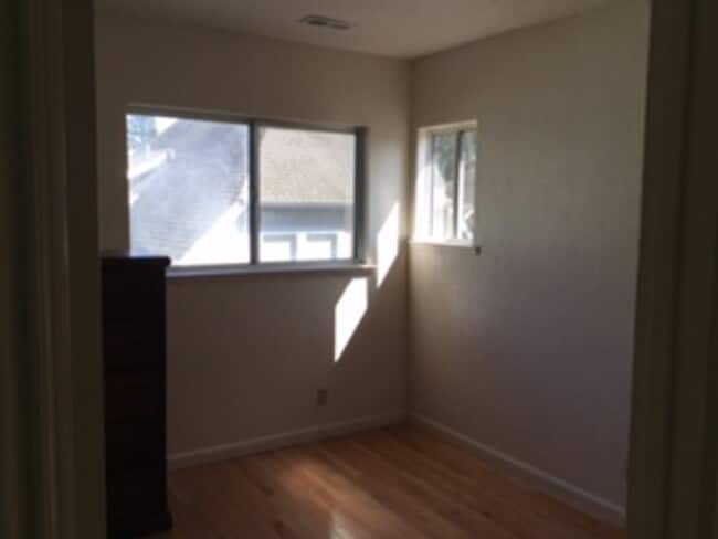 Building Photo - Light-Filled 3bedroom/2bath Near Highway &...