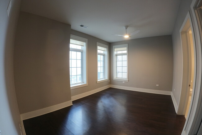 Building Photo - 2050 N Clark St