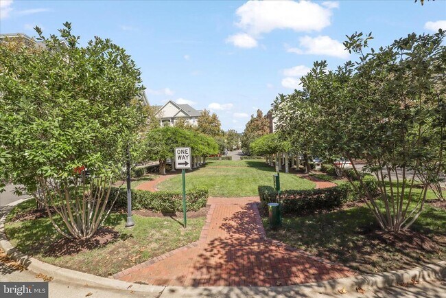 Building Photo - 5053 Kilburn St