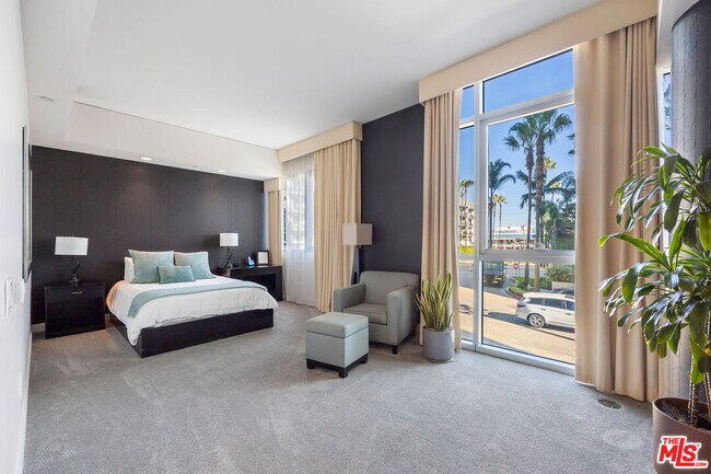 Building Photo - 13650 Marina Pointe Dr