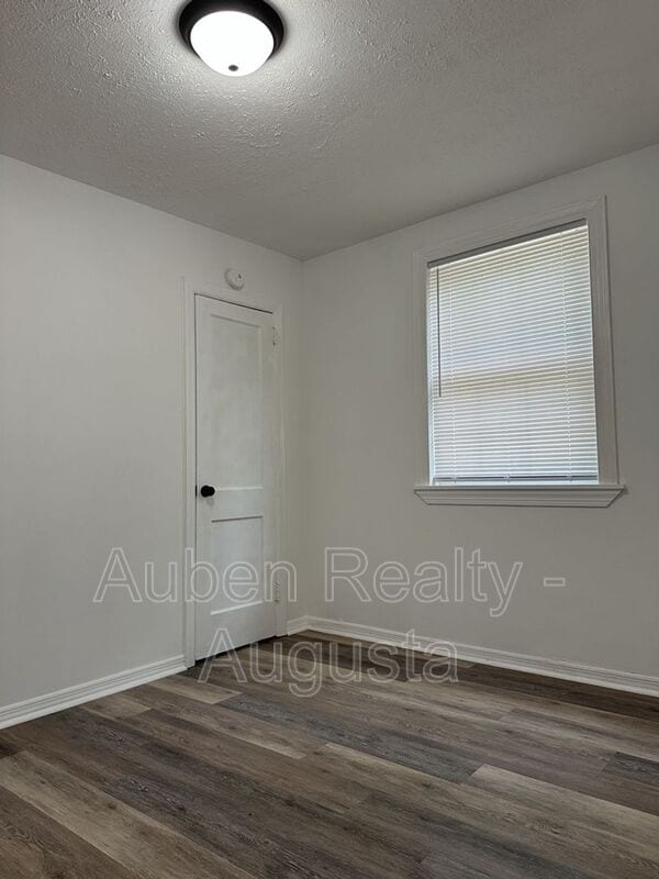 Building Photo - 461 Monetta St S E