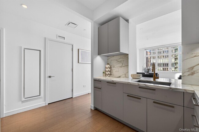 Building Photo - 305 E 51st St