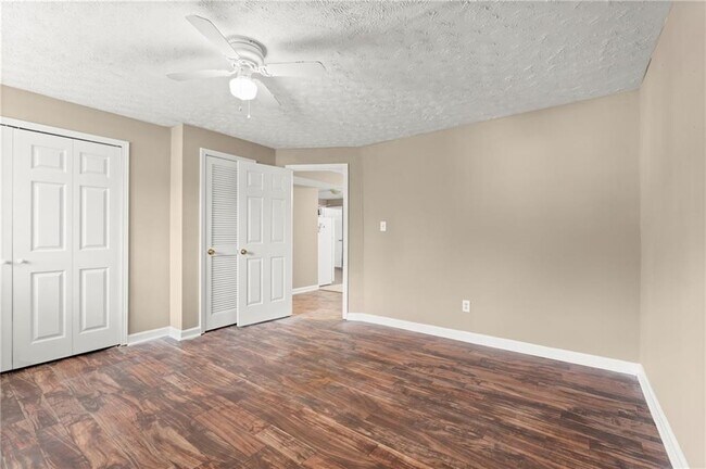 Building Photo - 16 Valleyside Dr