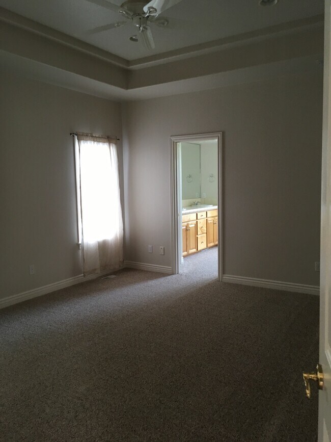 Building Photo - 576 E Riverchase Way