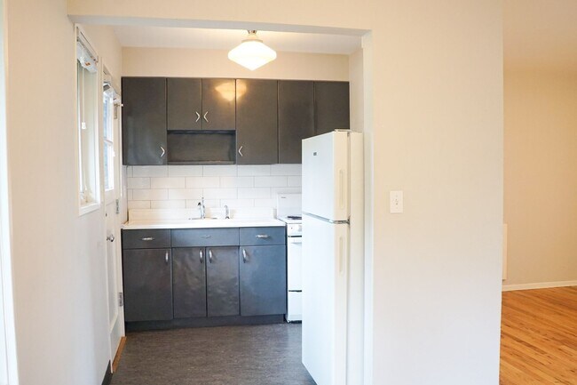 Building Photo - Mid-Century 2bdr Near Willamette Park & OHSU