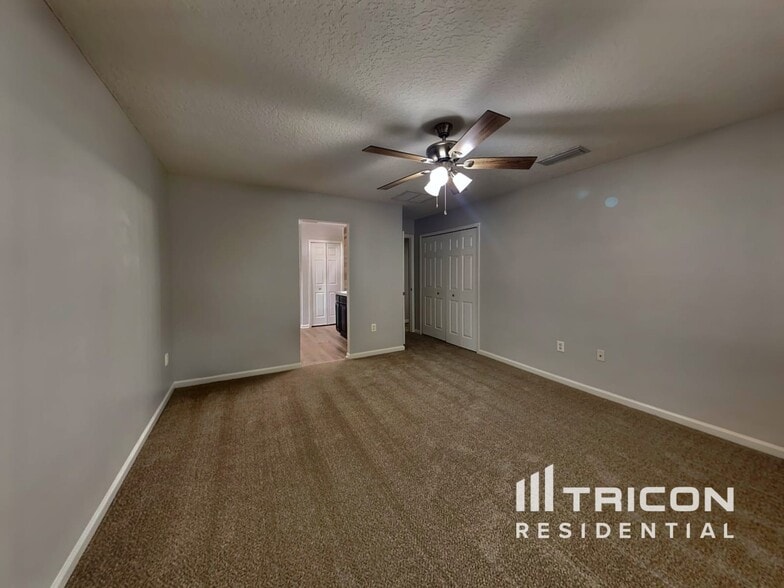 Building Photo - 2450 Creekfront Dr