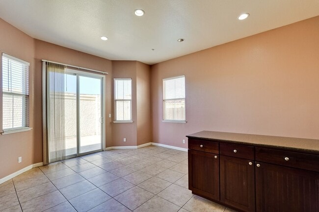 Building Photo - Spacious 3 Bedroom, 2 Bathroom Home with D...