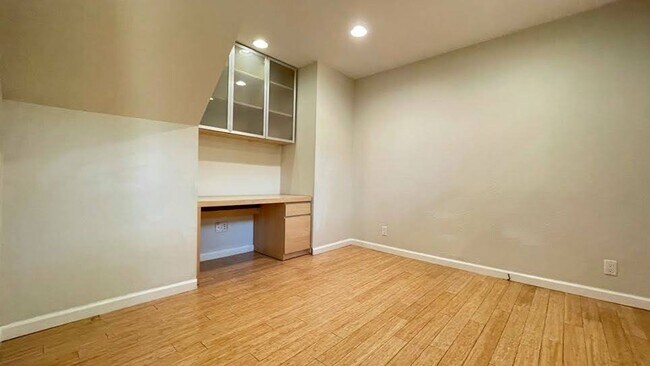 Building Photo - 2BD/2BA - Stylish 2BR Townhome Near Apple ...