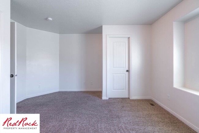 Building Photo - Pet Friendly! Spacious 4 Bedroom 3.5 Bathr...