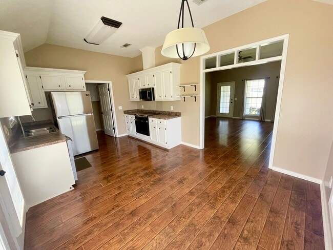 Building Photo - 3/2 For Rent in Brandon 047!