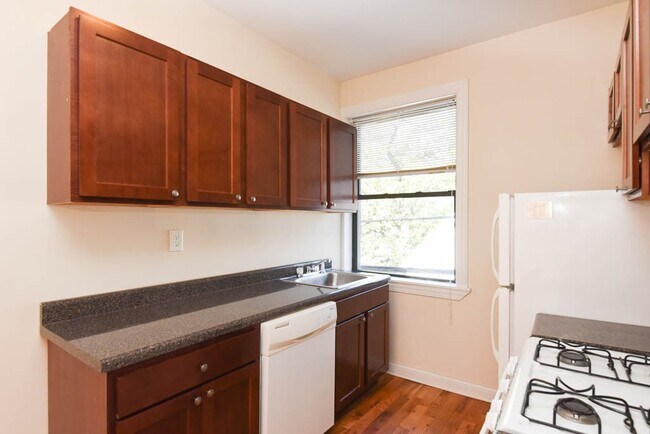 Building Photo - 1240 Oak Ave