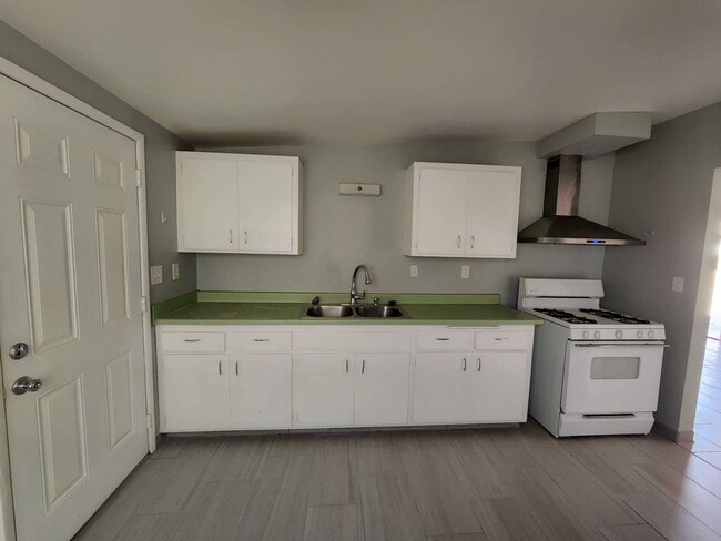 Building Photo - COMING SOON! 2 bedroom with Spectacular Views
