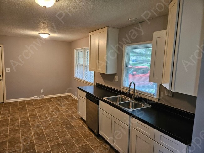 Building Photo - 7508 Maple Ave