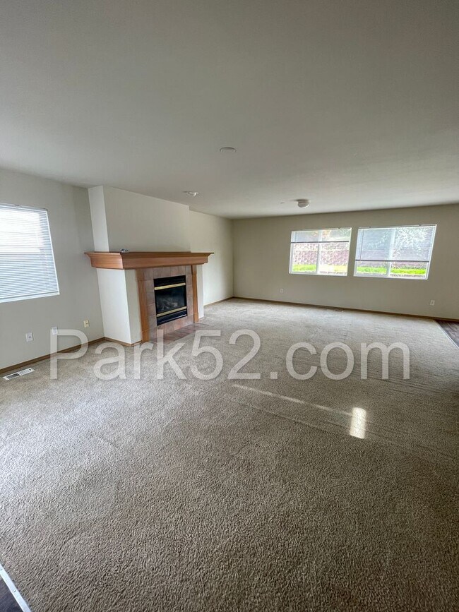 Building Photo - DuPont 4 Bedroom Single Family