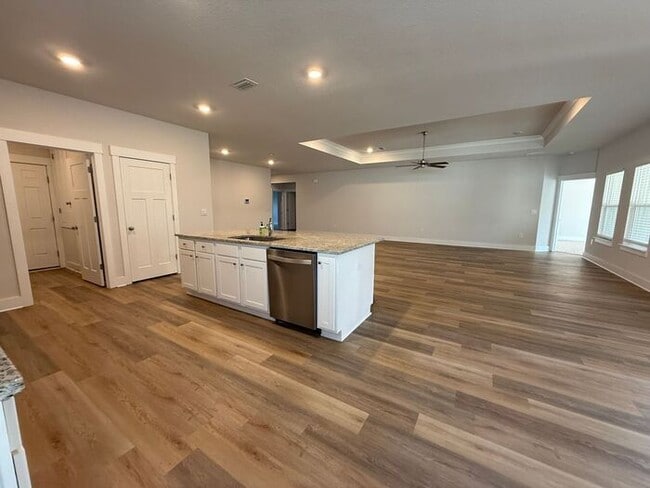 Building Photo - Pensacola - Kaheeley Ridge - 4 bedroom, 3 bathroom - lawn care included