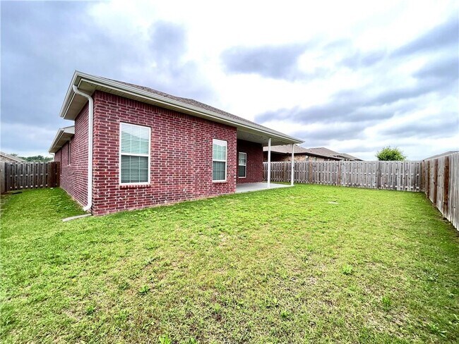 Building Photo - 6002 NW Meade St