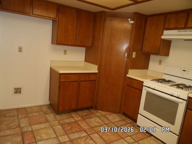 Building Photo - 3 Bedrooms, 1.75 Bathrooms, Approx. 1542 sq. ft., 2 Car Garage, Covered Patio, Large Fenced Corne...