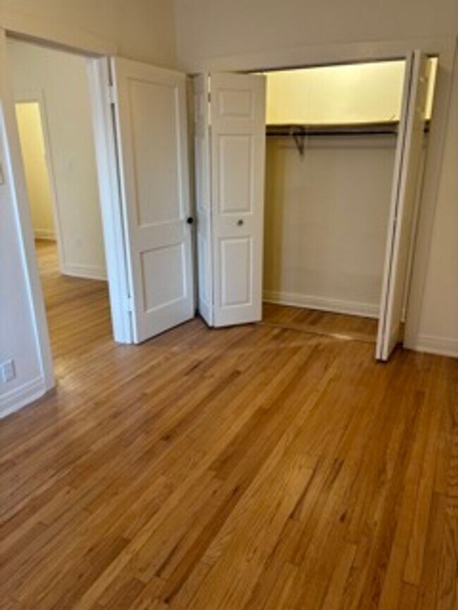 Building Photo - Wrigley Field Just A Mile Away - One Bedroom