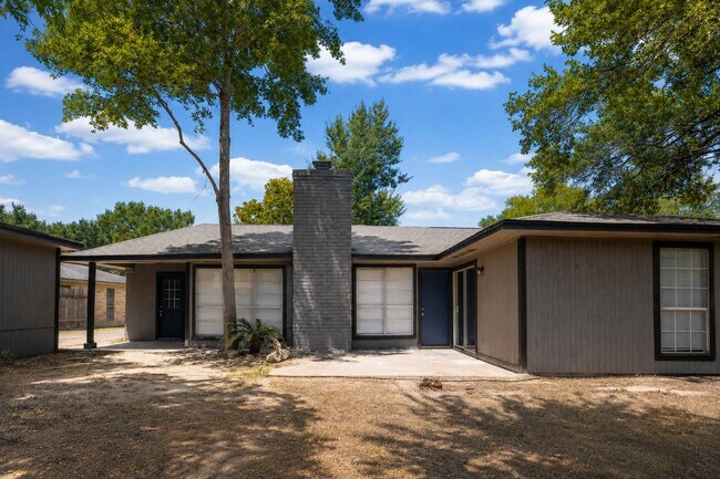 Building Photo - 15811 Pathfield Dr