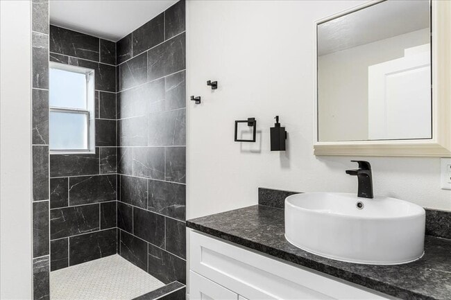 Building Photo - 2505 Pace Bend Rd S