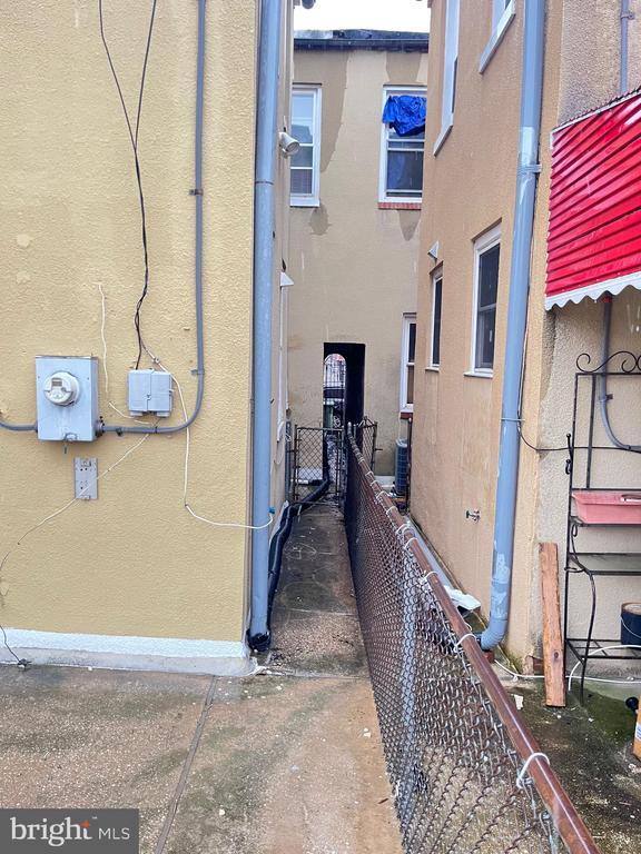 Building Photo - 516 N Patterson Park Ave