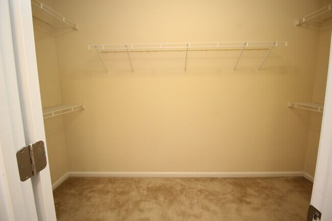 Building Photo - Walking distance to Downtown Sugar Hill!