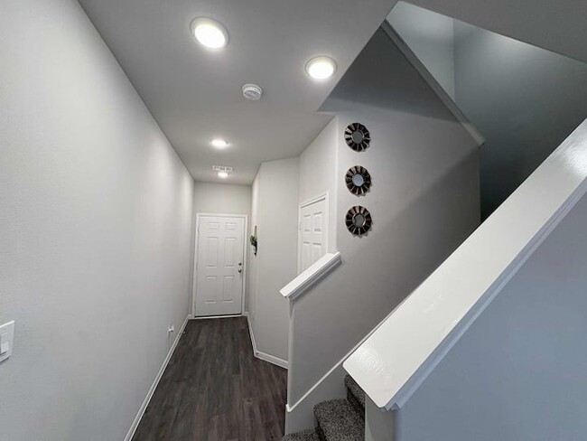 Building Photo - 3614 Vista Pointe Dr