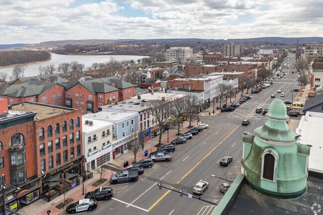 Building Photo - 584 Main St