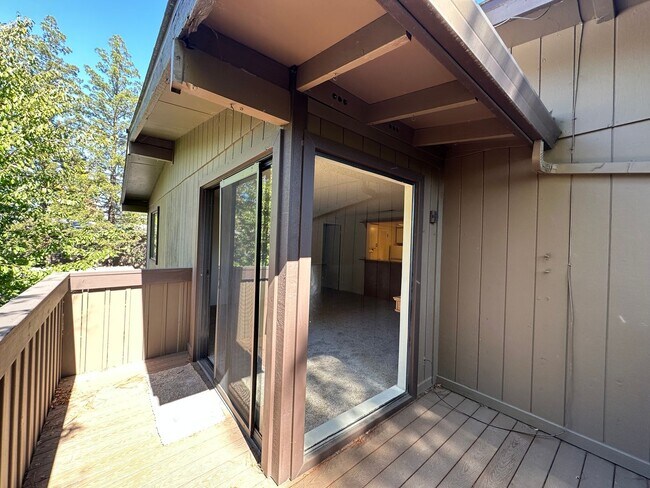 Building Photo - Cute and Cozy 1 Bedroom Condo in Gated Tim...