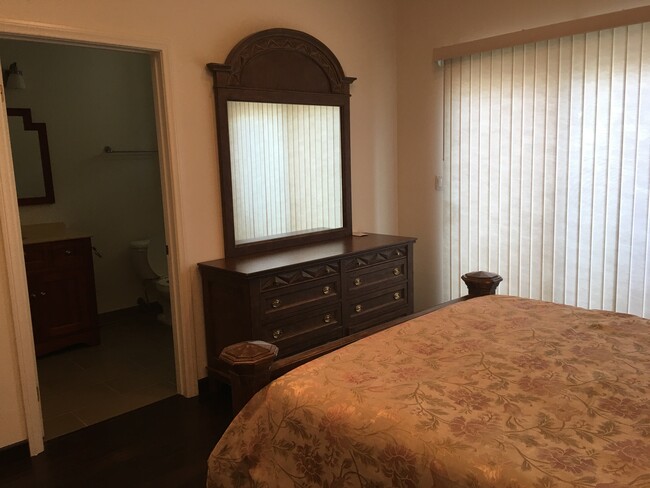 Master bedroom - 13360 Burbank Blvd