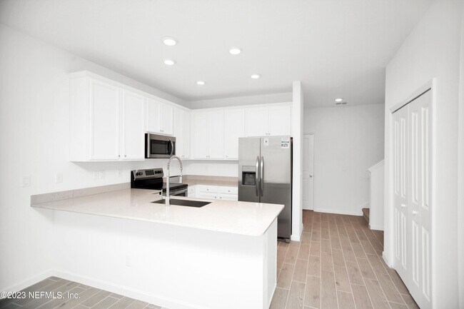 Building Photo - 348 Rosemont Dr