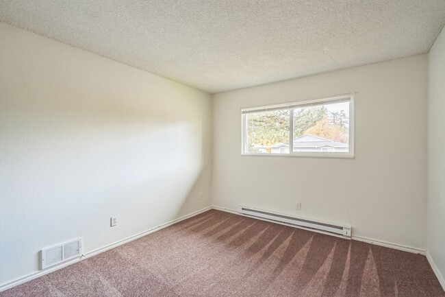 Building Photo - Newly Updated - Spacious Three Bedroom Condo