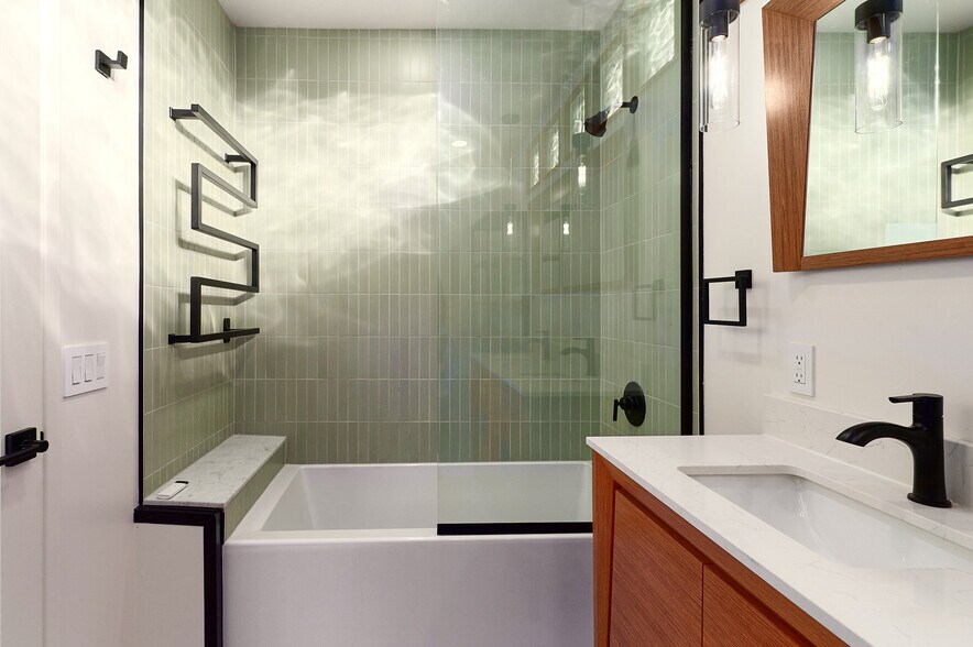 Primary Ensuite Bathroom - 1938 Clinton St