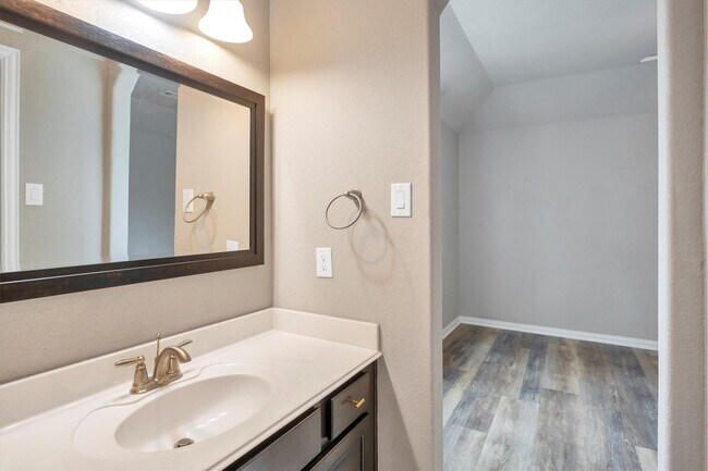 Building Photo - 6723 Mossridge Dr