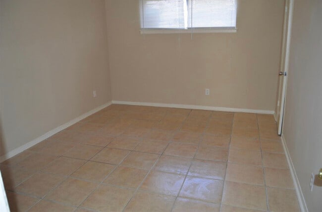 Building Photo - 3240 Forest Glen St