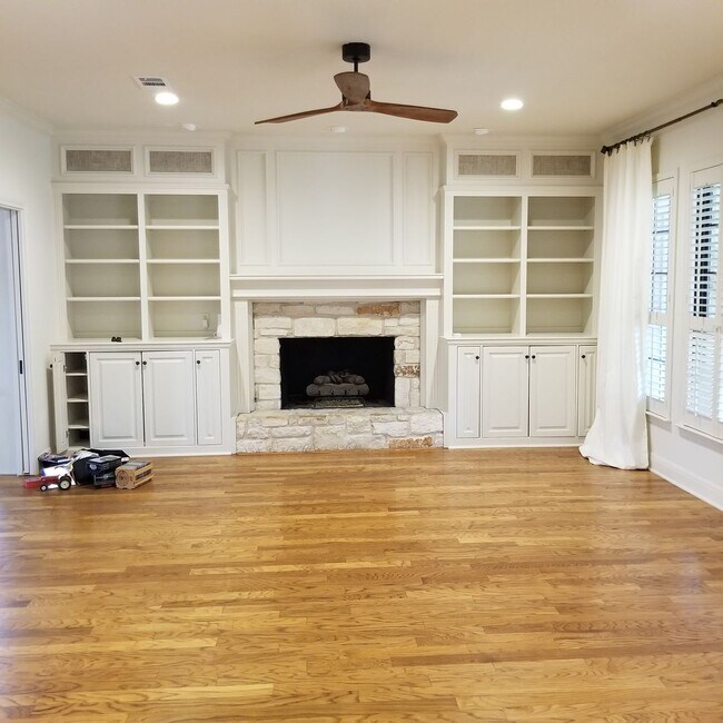 Building Photo - Stunning Home - North Cat Mountain - 4 bed...