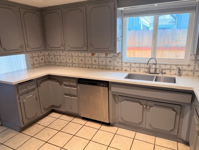 Building Photo - 3 bedroom 2 bath house for Lease