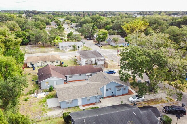 Building Photo - Beautifully Remodeled 3BR Duplex Near Parks, Schools & New Rec Center — Utilities Included. Secti...