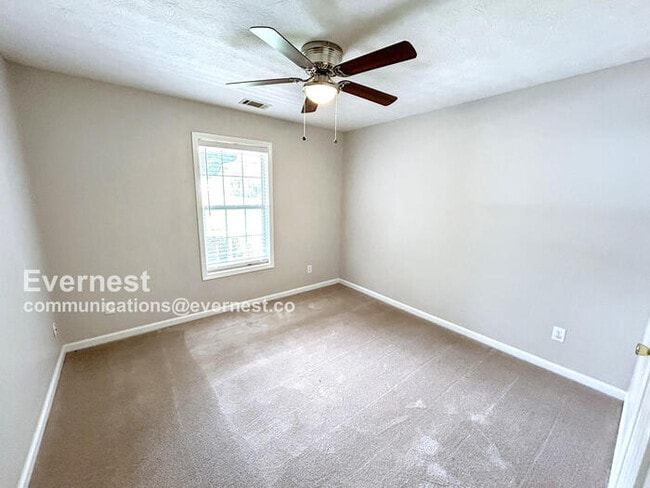 Building Photo - 1424 Snow Hill Dr