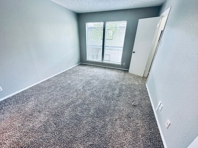 Building Photo - 1318 Southport Dr