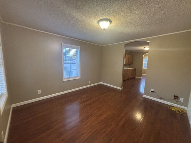Building Photo - Charming 2 bedroom/1 Bath Home in Desirable Area $1350