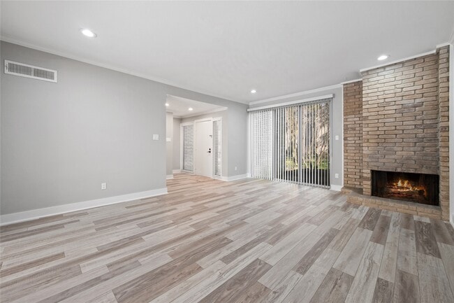 Building Photo - 2113 Lake Village Dr