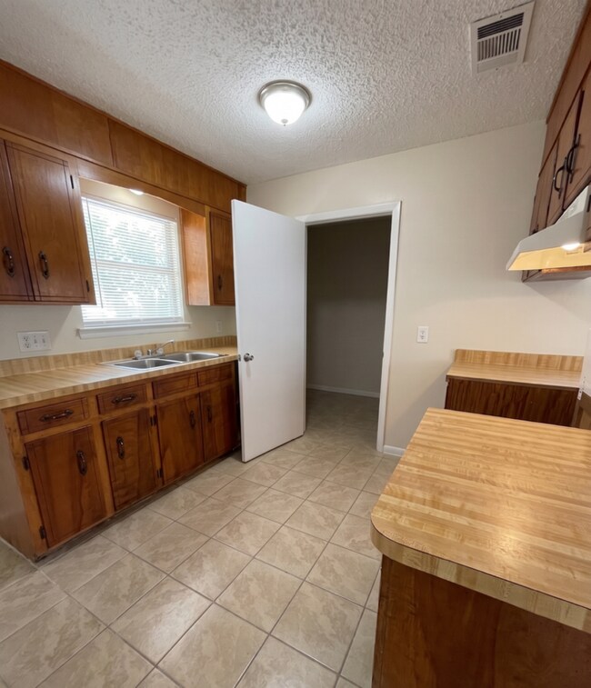 Building Photo - 547 S 61st Ave