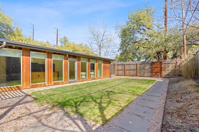 Building Photo - 2418 S 5th St