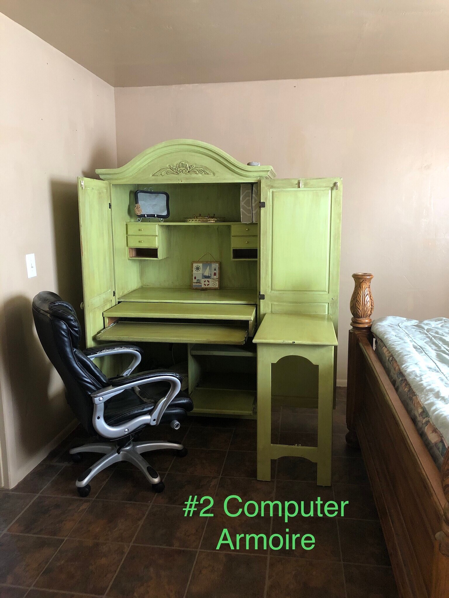 #2 Desk - 450 Stevens Ave
