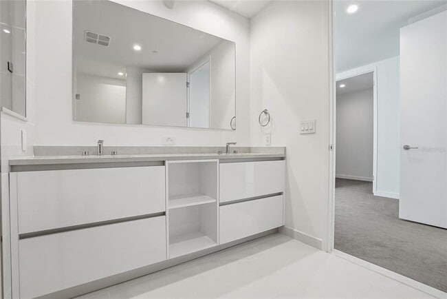 Building Photo - 400 Central Ave