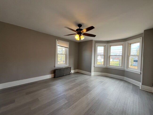 Building Photo - Beautifully remodeled single-family residence offers approximately 1,330 square feet of living sp...