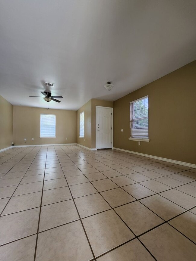 Building Photo - 3 bedroom 2 bath brick home