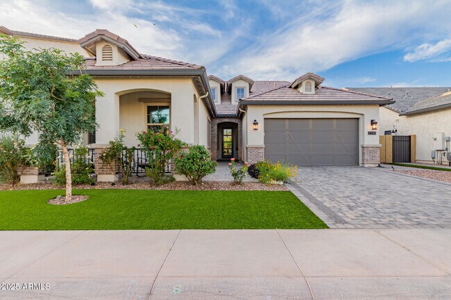 Building Photo - 2316 E Canary Dr